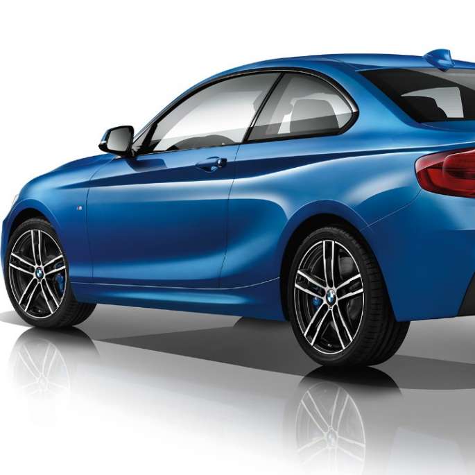 Imagine cu trei sferturi din partea spate a BMW Seria 2 Coupé, Model M Sport Imagine cu trei sferturi din partea spate a BMW Seria 2 Coupé, Model M Sport