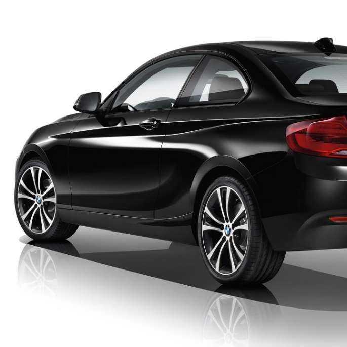 Imagine cu trei sferturi din partea spate a BMW Seria 2 Coupé, Model Sport Line Imagine cu trei sferturi din partea spate a BMW Seria 2 Coupé, Model Sport Line