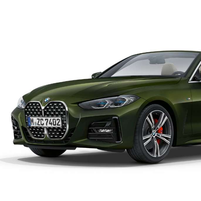 Imagine cu trei sferturi din partea frontală a BMW Seria 4 Cabriolet G23 2020, model M Sport Verde Sanremo