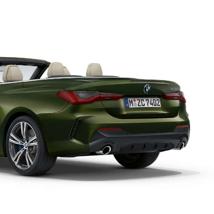 Imagine cu trei sferturi din partea din spate a BMW Seria 4 Cabriolet G23 2020, model M Sport Verde Sanremo