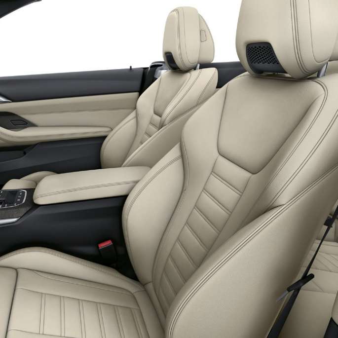 Imagine din interior cu scaune sport cu tapiţerie din piele Exclusive a BMW Seria 4 Cabriolet G23 2020, model M Sport 