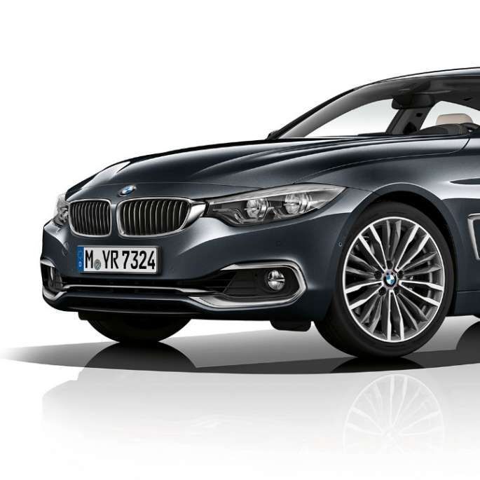 Imagine cu trei sferturi din partea frontală a BMW Seria 4 Gran Coupé, Model Luxury Line Imagine cu trei sferturi din partea frontală a BMW Seria 4 Gran Coupé, Model Luxury Line