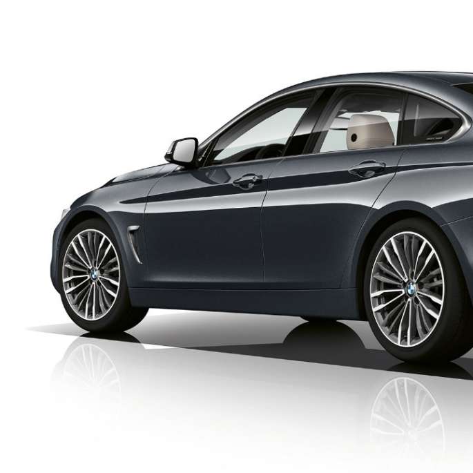 Imagine cu trei sferturi din partea spate a BMW Seria 4 Gran Coupé, Model Luxury Line Imagine cu trei sferturi din partea spate a BMW Seria 4 Gran Coupé, Model Luxury Line