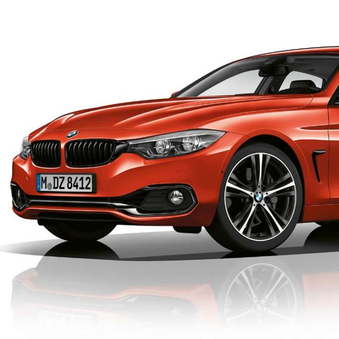 Imagine cu trei sferturi din partea frontală a BMW Seria 4 Gran Coupé, Model Sport Line Imagine cu trei sferturi din partea frontală a BMW Seria 4 Gran Coupé, Model Sport Line