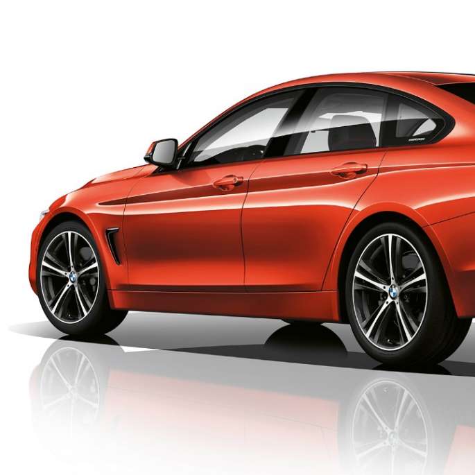 Imagine cu trei sferturi din partea spate a BMW Seria 4 Gran Coupé, Model Sport Line Imagine cu trei sferturi din partea spate a BMW Seria 4 Gran Coupé, Model Sport Line