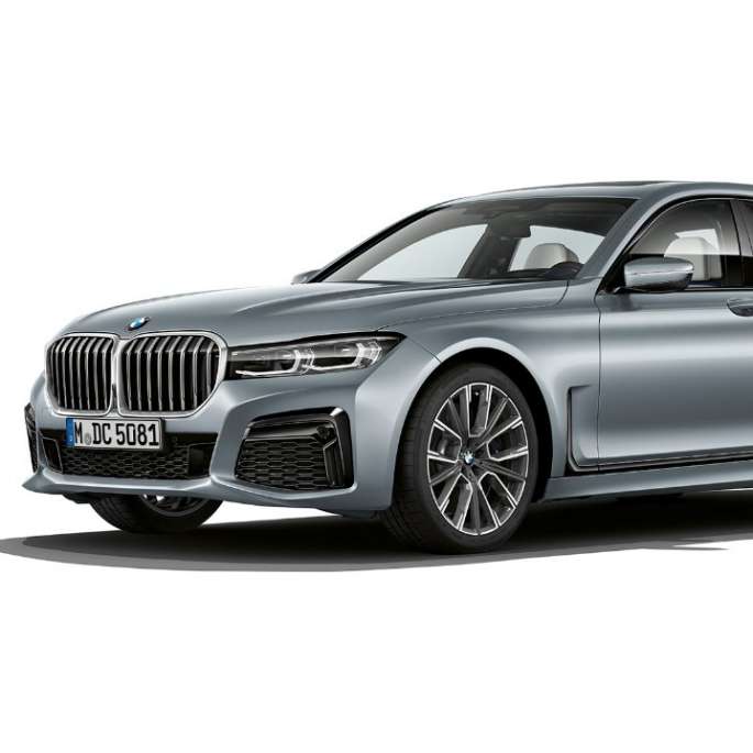 Imagine cu trei sferturi din partea frontală a BMW Seria 7 Sedan gri cu pachet M Sport Imagine cu trei sferturi din partea frontală a BMW Seria 7 Sedan gri cu pachet M Sport