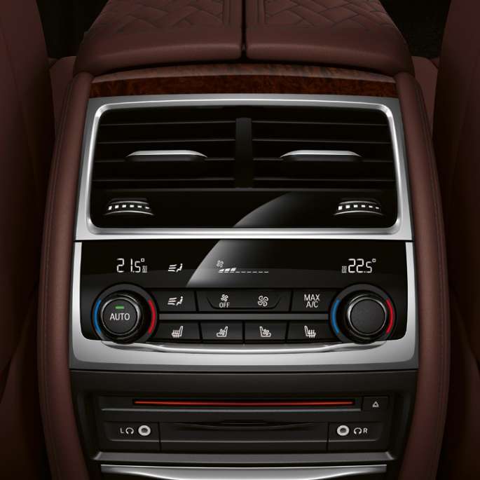 Sistemul de control climatic al BMW Seria 7 Sedan cu pachet M Sport Imagine în prim-plan cu sistemul de control climatic al BMW Seria 7 Sedan cu pachet M Sport