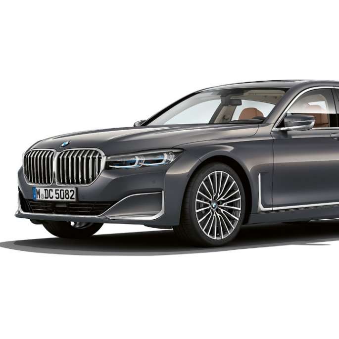 Imagine cu trei sferturi din partea frontală a BMW Seria 7 Sedan cu pachetul Design Exterior Pure Excellence Imagine cu trei sferturi din partea frontală a BMW Seria 7 Sedan gri cu pachetul Design Exterior Pure Excellence