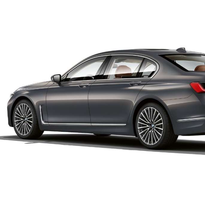 Imagine cu trei sferturi din partea spate a BMW Seria 7 Sedan cu pachetul Design Exterior Pure Excellence Imagine cu trei sferturi din partea spate a BMW Seria 7 Sedan gri cu pachetul Design Exterior Pure Excellence