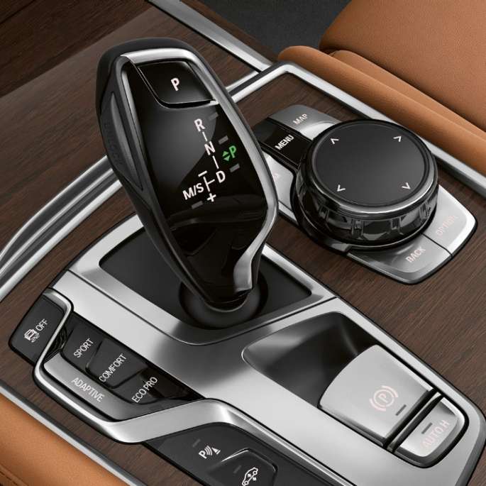 Schimbătorul de viteze al BMW Seria 7 Sedan cu pachetul Design Exterior Pure Excellence Imagine în prim-plan cu schimbătorul de viteze al BMW Seria 7 Sedan cu pachetul Design Exterior Pure Excellence