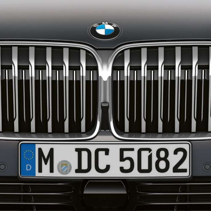 Grila BMW Seria 7 Sedan cu pachetul Design Exterior Pure Excellence Imagine în prim-plan cu grila BMW Seria 7 Sedan cu pachetul Design Exterior Pure Excellence