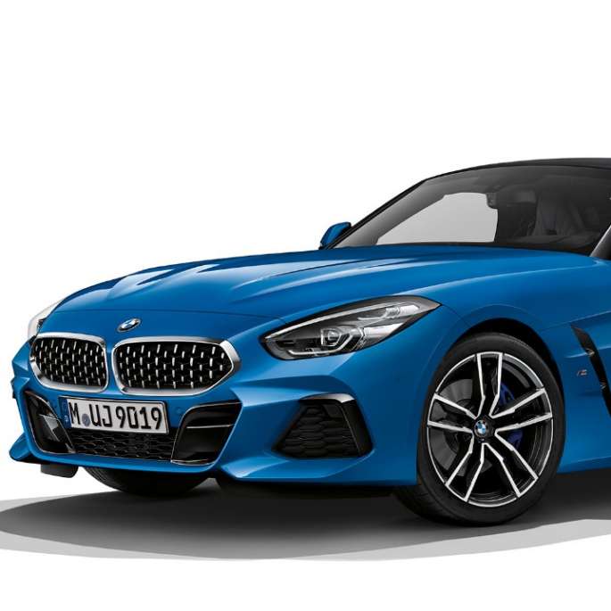 BMW Z4 Roadster model M Sport Imagine cu trei sferturi din partea frontală a BMW Z4 Roadster model M Sport